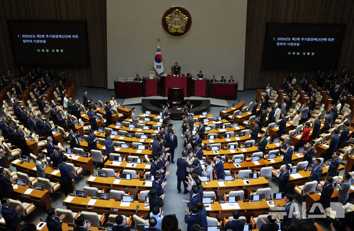 [서울=뉴시스] 고승민 기자 = 이재명 대통령이 26일 서울 여의도 국회에서 열린 본회의에서 추가경정예산 시정연설을 하기 전 입장하며 의원들과 인사를 하고 있다. 2025.06.26. kkssmm99@newsis.com