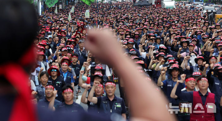 [서울=뉴시스] 홍효식 기자 = 건설노조 조합원들이 26일 오후 서울 중구 숭례문 앞에서 열린 투쟁 선포 결의대회에서 내국인 기능인력 고용보장·불법고용 근절·고용제한조치 원상회복을 촉구하고 있다. 2025.06.26. yesphoto@newsis.com