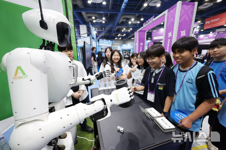 [서울=뉴시스] 김진아 기자 = 26일 서울 강남구 코엑스에서 열린 '넥스트라이즈 2025'에서 학생들이 에이로봇의 휴머노이드 로봇 '앨리스4'와 주사위 게임을 하고 있다. 2025.06.26. bluesoda@newsis.com