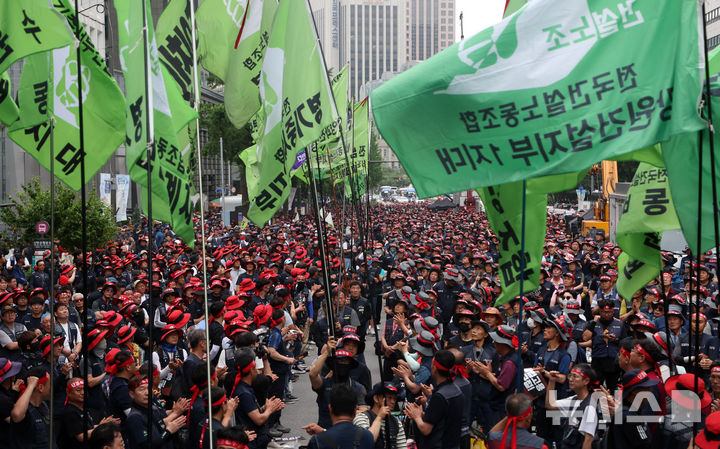 [서울=뉴시스] 홍효식 기자 = 건설노조 조합원들이 26일 오후 서울 중구 숭례문 앞에서 열린 투쟁 선포 결의대회에서 각 지부 깃발이 입장하고 있다. 2025.06.26. yesphoto@newsis.com