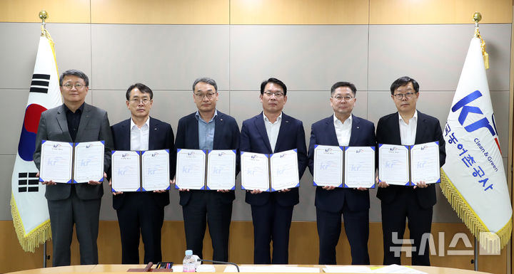 농어촌공사는 26일 전남 나주 본사에서 직무 관련 부패를 방지하고 윤리경영 실천을 위해 '임원 직무 청렴계약 체결식'을 개최했다. (사진 왼쪽부터) 주영일 수자원관리이사, 조영호 기획전략이사, 정인노 부사장, 김인중 사장, 하태선 농어촌계획이사, 김우상 기반사업이사. (사진=농어촌공사 제공) photo@newsis.com *재판매 및 DB 금지