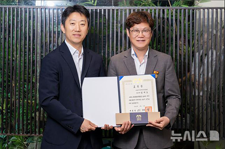 [광주=뉴시스] 광주기후에너지진흥원 김태호 기후에너지연구실장이 올해 환경의 날 대통령 표창을 받았다 (사진=광주기후에너지진흥원 제공) 2025.06.26. photo@newsis.com *재판매 및 DB 금지