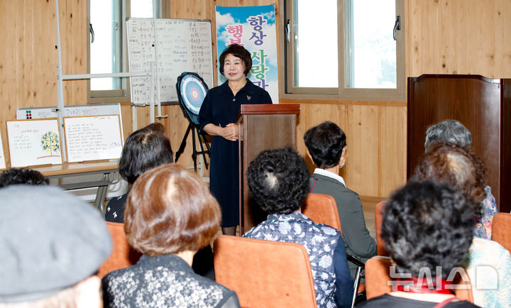 [제주=뉴시스] 우장호 기자 = 장승련 시인(전 애월문학회장)이 26일 오후 제주시 애월읍 고내리 경로당에서 열린 시화전에서 인사말을 하고 있다. 이 시화전은 제주도 지방보조금 지원사업인 '2025 애월읍 예술·문화 콘텐츠 개발 인재 육성 교육' 새로운 시대의 인재 주인공 발굴 프로젝트 일환으로 추진된 것이다. 2025.06.26. woo1223@newsis.com