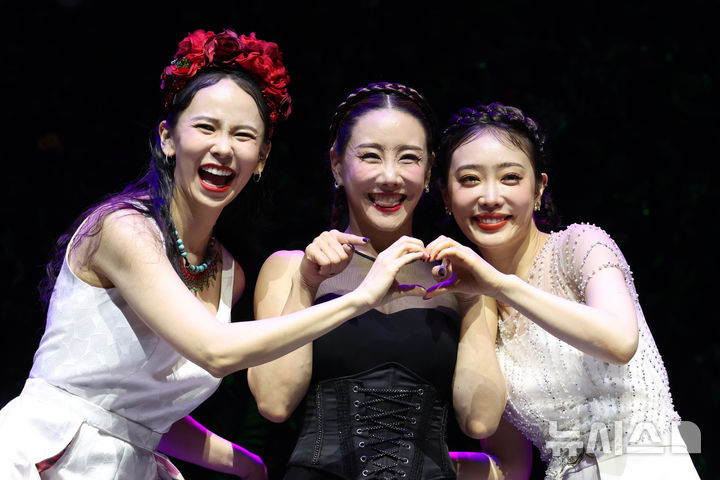 [서울=뉴시스] 박진희 기자 = 뮤지컬 '프리다' 프리다 역의 배우 김지우, 김소향, 김히어라기 26일 서울 종로구 놀 유니플렉스에서 프레스콜을 하고 있다. 2025.06.26. pak7130@newsis.com