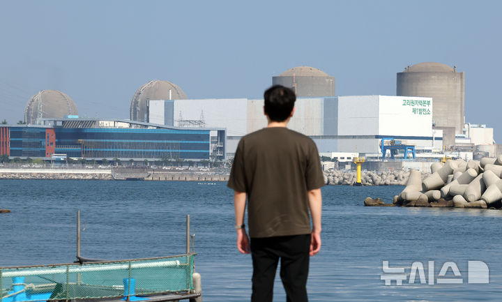 [부산=뉴시스] 하경민 기자 = 26일 오후 부산 기장군의 한 해안가에서 시민들이 고리원전 1호기를 바라보고 있다. 원자력안전위원회는 이날 회의를 열어 우리나라 최초 원자력발전소인 고리원전 1호기 해제승인을 여부를 결정한다. 원안위가 고리원전 1호기 해체승인을 의결하면 2017년 영구정기 결정 8년 만에 본격적인 해체에 돌입하게 된다. 고리 1호기는 1978년 4월29일 상업 운전을 시작했다. 2025.06.26. yulnetphoto@newsis.com