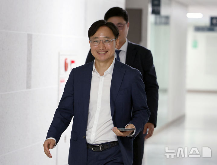 [서울=뉴시스] 김금보 기자 = 임광현 국세청장 후보자가 26일 서울 여의도 국회 의원회관에서 자신의 사무실로 이동하고 있다. 2025.06.26. kgb@newsis.com