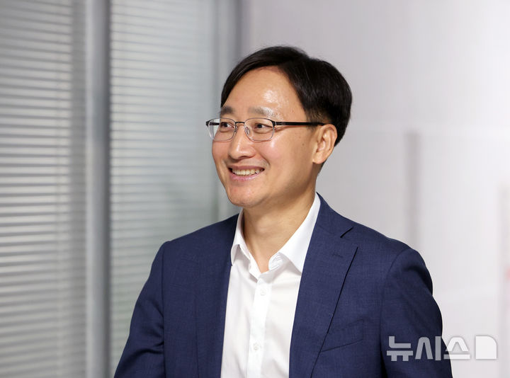 [서울=뉴시스] 김금보 기자 = 임광현 국세청장 후보자가 26일 서울 여의도 국회 의원회관에서 자신의 사무실로 이동하고 있다. 2025.06.26. kgb@newsis.com