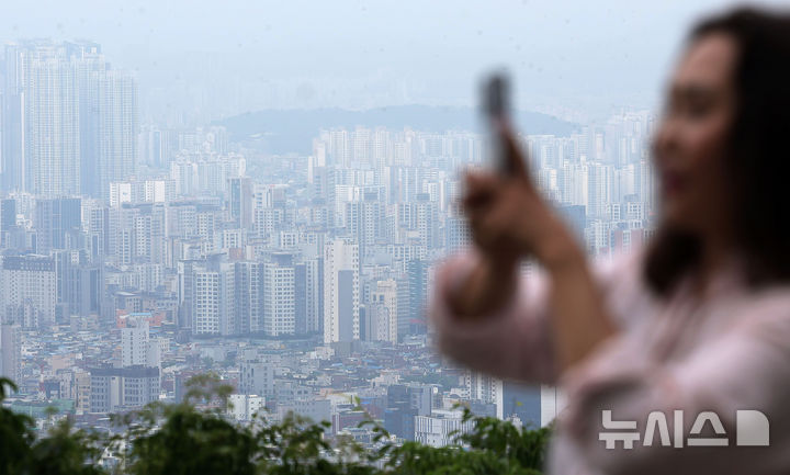[서울=뉴시스] 홍효식 기자 = 6월 넷째 주 서울 집값이 1주 전보다 0.43% 오르며 다시 6년 9개월 만에 가장 높은 상승률을 나타냈다. 한국부동산원이 26일 발표한 전국 주간 아파트가격 동향에 따르면 지난 23일 기준 전국 아파트 매매가격은 0.06% 오르며 1주 전(0.05%)보다 상승폭이 커졌다. 이처럼 집값 상승을 이끄는 지역은 서울(0.36%→0.43%)로, 이번 주도 상승폭이 한층 커졌다. 서울 매매가격 상승률은 이달 들어 6월2일 0.19%→6월9일 0.26%→6월16일 0.36%→6월23일 0.43%로 매주 소수점 첫째 자리 숫자가 바뀌는 모양새다.&nbsp; 사진은 26일 서울 남산에서 바라본 아파트 모습. 2025.06.26. yesphoto@newsis.com
