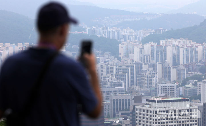 [서울=뉴시스] 홍효식 기자 = 서울 남산에서 바라본 아파트 모습. 2025.06.26. yesphoto@newsis.com