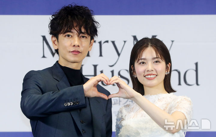 [서울=뉴시스] 김혜진 기자 = 일본 배우 사토 타케루(왼쪽), 코시바 후우카가 26일 오후 서울 구로구 라마다 신도림 호텔에서 열린 아마존 오리지널 일본 드라마 '내 남편과 결혼해줘' 일본판 제작발표회에서 포즈를 취하고 있다. 2025.06.26. jini@newsis.com