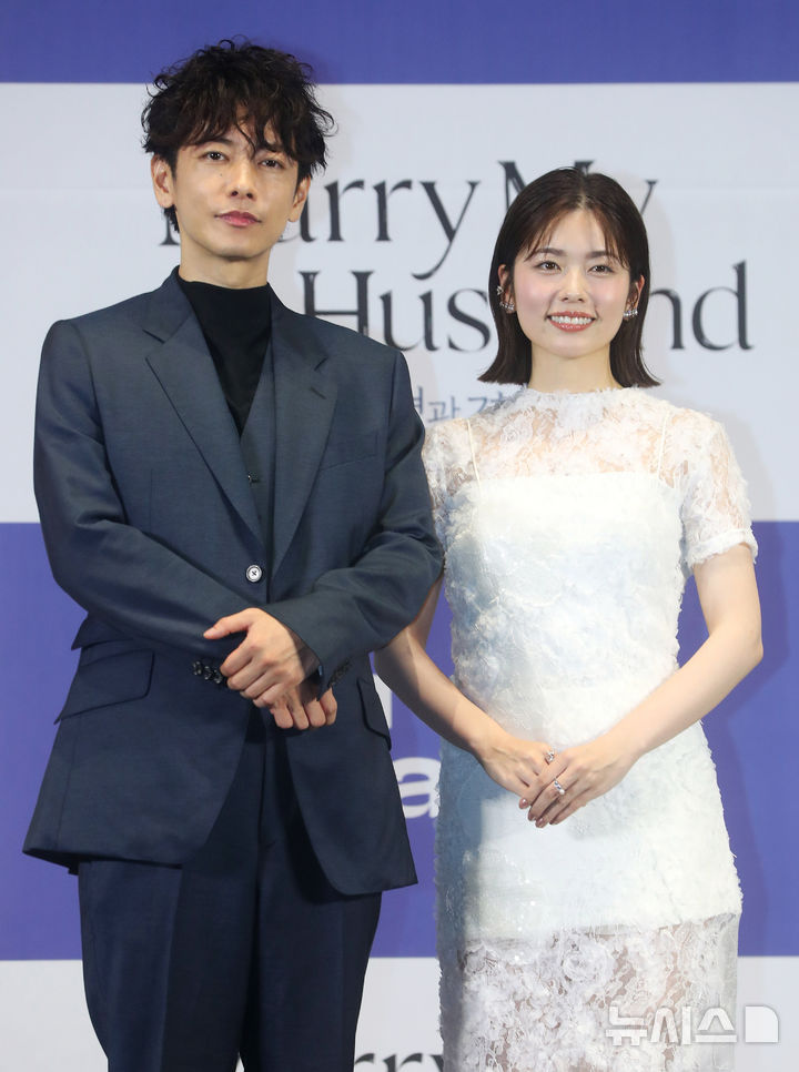 [서울=뉴시스] 김혜진 기자 = 일본 배우 사토 타케루(왼쪽), 코시바 후우카가 26일 오후 서울 구로구 라마다 신도림 호텔에서 열린 아마존 오리지널 일본 드라마 '내 남편과 결혼해줘' 일본판 제작발표회에서 포즈를 취하고 있다. 2025.06.26. jini@newsis.com