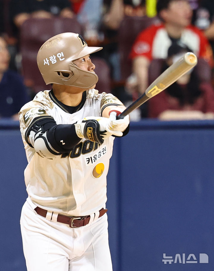 [서울=뉴시스] 박주성 기자 = 26일 오후 서울 구로구 고척스카이돔에서 열린 프로야구 2025 KBO리그 KIA 타이거즈 대 키움 히어로즈의 경기, 3회말 투아웃 주자2루에서 키움 송성문이 1타점 적시 2루타를 치고 있다. 2025.06.26.park7691@newsis.com