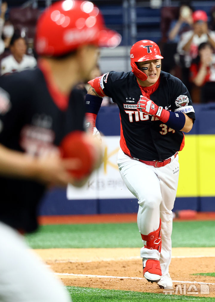 [서울=뉴시스] 박주성 기자 = 26일 오후 서울 구로구 고척스카이돔에서 열린 프로야구 2025 KBO리그 KIA 타이거즈 대 키움 히어로즈의 경기, 4회초 원아웃 주자 2루에서 KIA 최형우가 1타점 적시타를 치고 있다. 2025.06.26.park7691@newsis.com