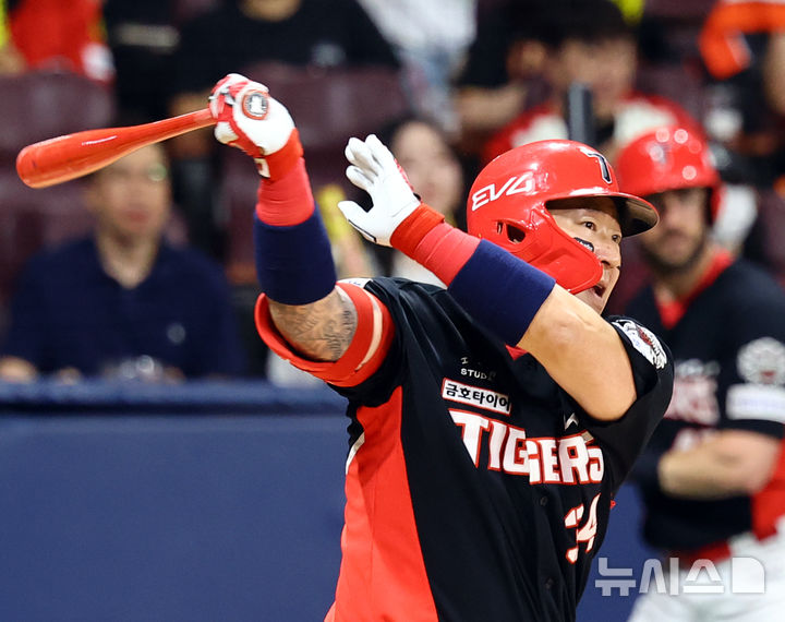 [서울=뉴시스] 박주성 기자 = 26일 오후 서울 구로구 고척스카이돔에서 열린 프로야구 2025 KBO리그 KIA 타이거즈 대 키움 히어로즈의 경기, 4회초 원아웃 주자 2루에서 KIA 최형우가 1타점 적시타를 치고 있다. 2025.06.26.park7691@newsis.com