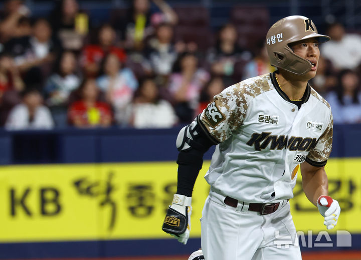 [서울=뉴시스] 박주성 기자 = 26일 오후 서울 구로구 고척스카이돔에서 열린 프로야구 2025 KBO리그 KIA 타이거즈 대 키움 히어로즈의 경기, 5회말 원아웃 주자 1, 2루에서 키움 송성문이 1타점 적시타를 치고 있다. 2025.06.26.park7691@newsis.com