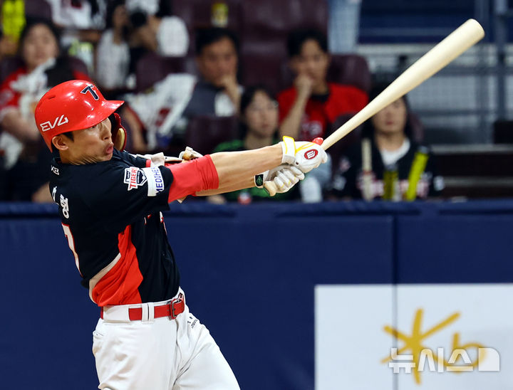 [서울=뉴시스] 박주성 기자 = 26일 오후 서울 구로구 고척스카이돔에서 열린 프로야구 2025 KBO리그 KIA 타이거즈 대 키움 히어로즈의 경기, 7회초 KIA 김호령이 2루타를 치고 있다. 2025.06.26.park7691@newsis.com