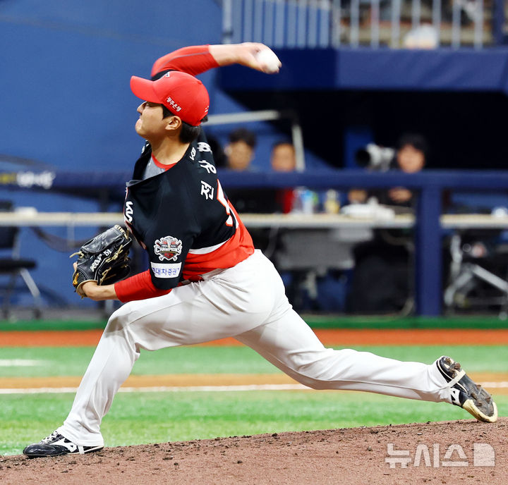 [서울=뉴시스] 박주성 기자 = 26일 오후 서울 구로구 고척스카이돔에서 열린 프로야구 2025 KBO리그 KIA 타이거즈 대 키움 히어로즈의 경기, 7회말 KIA의 6번째 투수로 등판한 전상현이 역투하고 있다. 2025.06.26.park7691@newsis.com