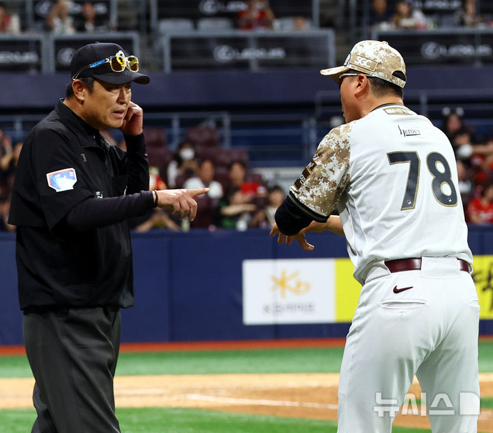 [서울=뉴시스] 박주성 기자 = 26일 오후 서울 구로구 고척스카이돔에서 열린 프로야구 2025 KBO리그 KIA 타이거즈 대 키움 히어로즈의 경기, 8회말 KIA 투수 조상우의 견제 때 1루에 있던 주자 키움 이주형이 비디오 판독으로 아웃되자 키움 홍원기 감독이 그라운드로 나와 박기택 1루심에게 항의하고 있다. 2025.06.26.park7691@newsis.com