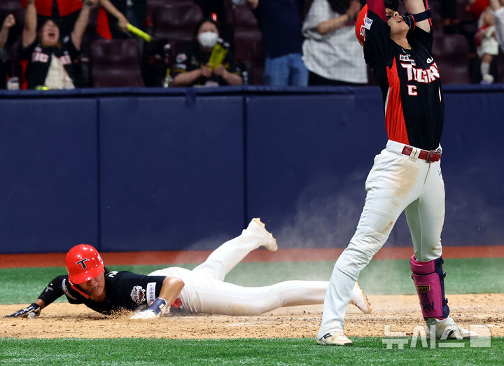 [서울=뉴시스] 박주성 기자 = 26일 오후 서울 구로구 고척스카이돔에서 열린 프로야구 2025 KBO리그 KIA 타이거즈 대 키움 히어로즈의 경기, 11회초 원아웃 주자 만루에서 KIA 박찬호가 친 중견수 플라이 때 3루에 있던 주자 김규성이 홈으로 들어오고 있다. 2025.06.26.park7691@newsis.com