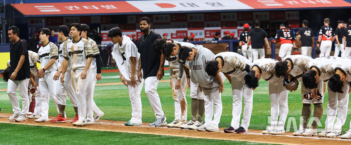 [서울=뉴시스] 박주성 기자 = 26일 오후 서울 구로구 고척스카이돔에서 열린 프로야구 2025 KBO리그 KIA 타이거즈 대 키움 히어로즈의 경기, 양팀이 5대5로 무승부로 경기를 끝낸 후 키움 선수들이 팬들에게 인사를 하고 있다. 2025.06.26.park7691@newsis.com