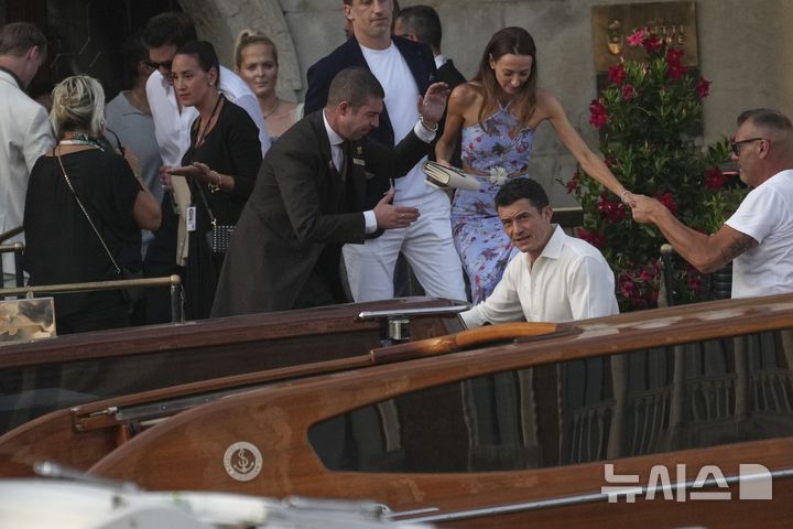 [베네치아=AP/뉴시스] 배우 올랜도 블룸이 26일(현지 시간) 아마존 창업자 제프 베이조스와 약혼녀 로렌 산체스의 결혼식 참석을 위해 이탈리아 베네치아에 도착하고 있다. 2025.06.27.