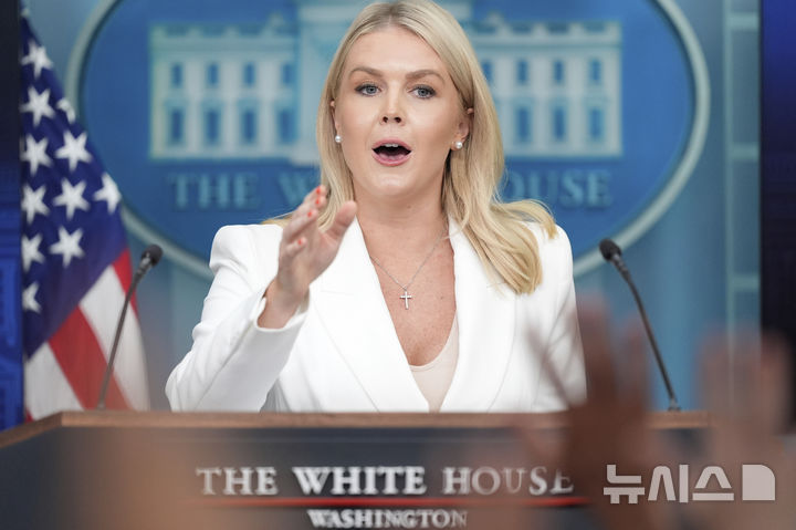 [워싱턴=AP/뉴시스]캐롤라인 레빗 백악관 대변인이 26일(현지 시간) 정례브리핑에서 취재진 질문을 듣고 있다. 2025.06.27.