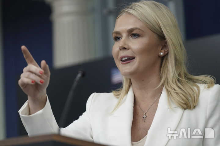 [워싱턴=AP/뉴시스]캐롤라인 레빗 백악관 대변인이 26일(현지 시간) 정례브리핑에서 질문할 기자를 지목하고 있다. 2025.06.27.