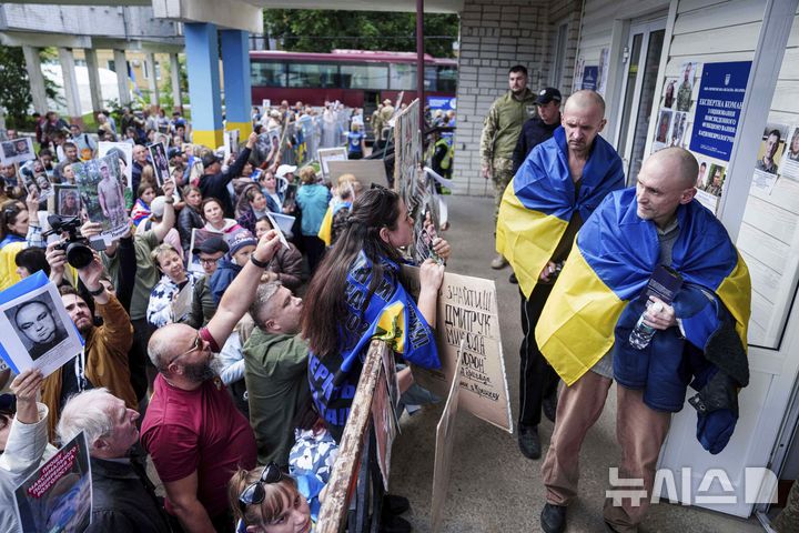 [체르느히우=AP/뉴시스] 러시아와 우크라이나 간 전쟁포로 교환 합의로 귀환한 우크라이나 군인들이 26일(현지시간) 체르느히우에 도착해 환영을 받고 있다. 2025.06.27.