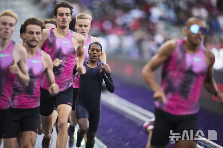 [파리=AP/뉴시스] 페이스 키피에곤(케냐)이 26일(현지 시간) 프랑스 파리 샤를레티 경기장에서 1마일(약 1.6㎞)을 4분 이내에 주파하는 최초의 여성 기록에 도전해 페이스 메이커들과 함께 달리고 있다. 1500m에서 금메달을 세 번이나 따낸 키피에곤은 4분06.42초를 기록하며 목표는 이루지 못했으나 본인의 종전 세계 기록 4분07.64초를 1초 이상 단축했다. 2025.06.27.