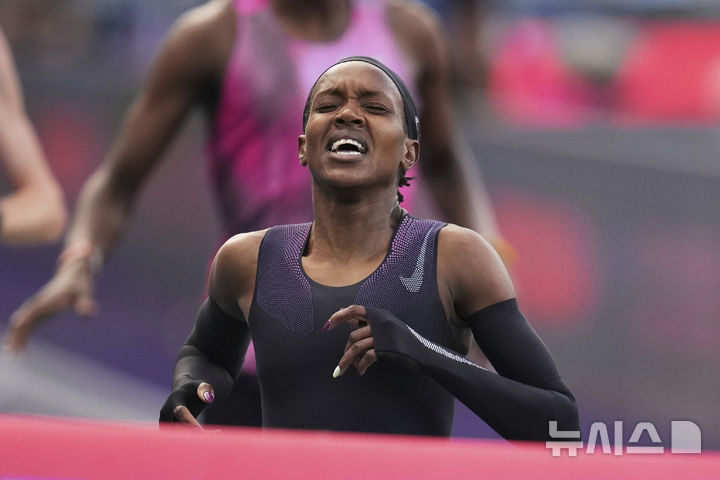 [파리=AP/뉴시스] 페이스 키피에곤(케냐)이 26일(현지 시간) 프랑스 파리 샤를레티 경기장에서 1마일(약 1.6㎞)을 4분 이내에 주파하는 최초의 여성 기록에 도전해 페이스 메이커들과 함께 달리고 있다. 1500m에서 금메달을 세 번이나 따낸 키피에곤은 4분06.42초를 기록하며 목표는 이루지 못했으나 본인의 종전 세계 기록 4분07.64초를 1초 이상 단축했다. 2025.06.27.