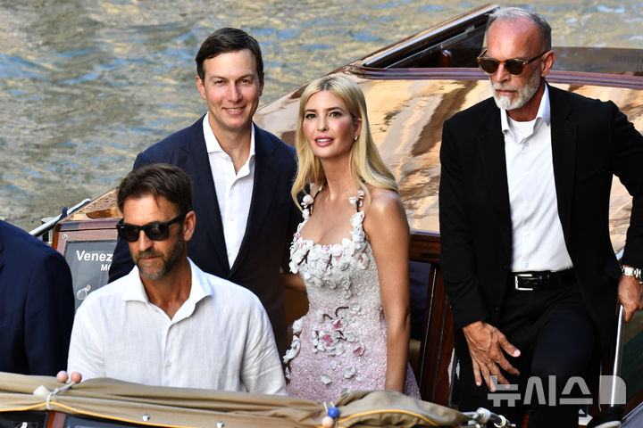 <font style="vertical-align: inherit;"><font style="vertical-align: inherit;">[베네치아=AP/뉴시스] 도널드 트럼프 미국 대통령 딸 이방카 트럼프(가운데)와 남편 재러드 쿠슈너가 26일(현지 시간) 아마존 창업자 제프 베이조스와 약혼녀 로렌 산체스의 결혼식 참석을 위해 이탈리아 베네치아에 도착하고 있다. 2025.06.27.</font></font>