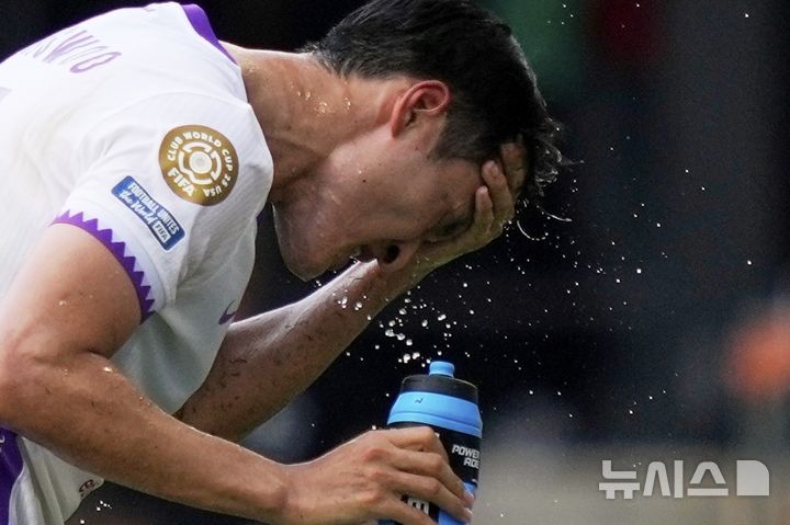 [워싱턴=AP/뉴시스]클럽월드컵 무더위에 땀 식히는 박용우. 2025.06.26.