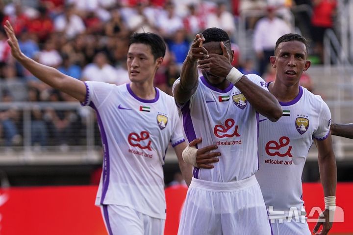 [올랜도=AP/뉴시스] 알아인(아랍에미리트)의 박용우(왼쪽)가 26일(현지 시간) 미국 워싱턴의 아우디 필드에서 열린 2025 국제축구연맹(FIFA) 클럽 월드컵 조별리그 G조 3차전 위다드 카사블랑카(모나코)와의 경기 전반 추가시간 동점 골을 넣은 코조 라바와 기쁨을 나누고 있다. 16강 진출 탈락이 확정됐던 알아인은 2-1로 역전승을 거두고 아시아 구단 중 처음으로 승점을 챙겼다. 2025.06.27.