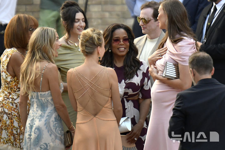 <font style="vertical-align: inherit;"><font style="vertical-align: inherit;">[베네치아=AP/뉴시스] 방송인 오프라 윈프리가 26일(현지 시간) 아마존 창업자 제프 베이조스와 약혼녀 로렌 산체스의 결혼식 참석을 위해 이탈리아 베네치아에 도착하고 있다. 2025.06.27.</font></font>