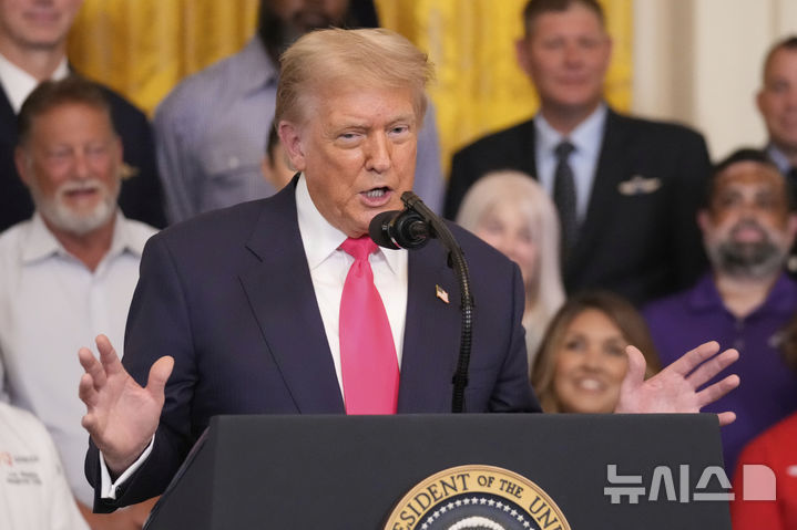 [워싱턴=AP/뉴시스]도널드 트럼프 미국 대통령이 26일(현지 시간) 백악관 이스트룸에서 자신이 추진하는 감세안의 의회 통과를 위한 홍보 행사에서 연설하고 있다. 2025.06.27.