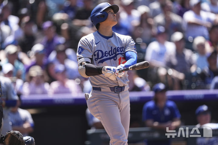 [덴버=AP/뉴시스] LA 다저스의 오타니 쇼헤이가 26일(현지 시간) 미 콜로라도주 덴버 쿠어스필드에서 열린 2025 메이저리그 콜로라도 로키스와의 경기 7회 초 1점 홈런(시즌 28호)을 친 후 타구를 바라보고 있다. 오타니는 3타수 1안타(홈런) 1타점 1득점 1볼넷을 기록했고 다저스는 3-1로 승리했다. 2025.06.25.