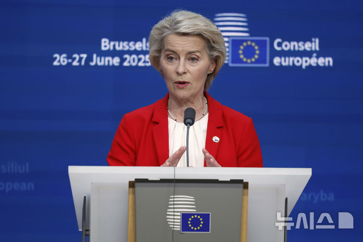 [브뤼셀(벨기에)=AP/뉴시스]우르줄라 폰 데어 라이엔 유럽연합(뗘) 집행위원장이 26일 브뤼셀에서 열린 EU 정상회의 후 기자회견을 열고 있다. EU 일부 지도자들은 세계 무역 시스템의 중심 기구 세계무역기구(WTO)에 대한 재검토를 논의했다고 CNN이 26일(현지시각) 보도했다. 2025.06.27.