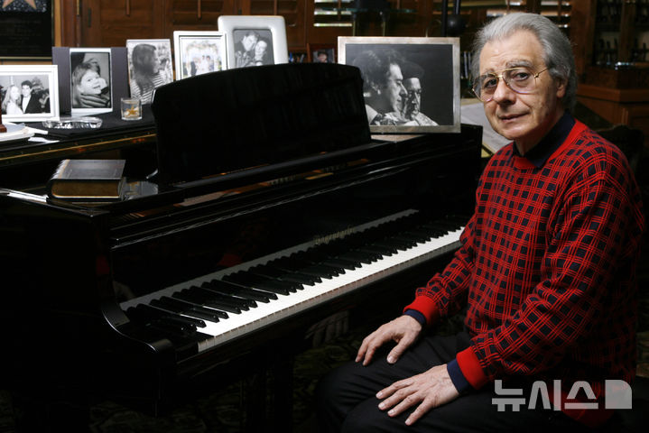 [비벌리힐스(미 캘리포니아주)=AP/뉴시스]그래미상을 수상한 작곡가 랄로 쉬프린이 2006년 5월10일 미 캘리포니아주 비벌리 힐스에 있는 자신의 스튜디오에 앉아 있다. "미션 임파서블"을 비롯한 100개가 넘는 영화 및 TV 편곡에 끝없이 귀를 사로잡는 주제곡을 작곡한 랄로 쉬프린이 26일(현지시각) 93세를 일기로 별세했다. 2025.06.27.