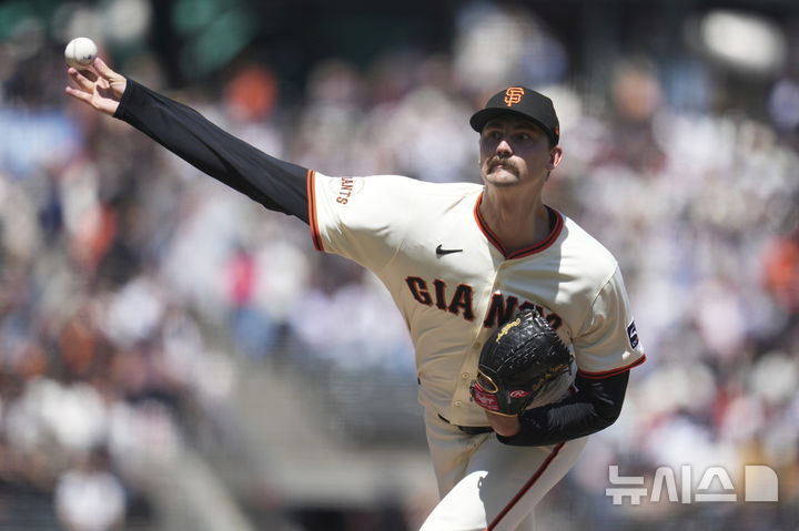 [샌프란시스코=AP/뉴시스] 메이저리그 샌프란시스코 자이언츠 투수 션 젤리가 27일(한국 시간) 마이애미 말린스전에 구원 등판해 공을 던지고 있다. 2025.06.27.