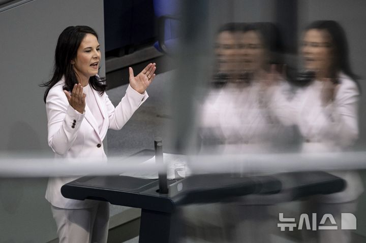 [베를린=AP/뉴시스]유엔 총회 의장인 아나레나 베어복 전 독일 외무장관이 27일 베를린 의회에서 연설하고 있다. 독일 의회는 27일 많은 이주민들에 대한 가족 상봉을 중단하기로 투표했다. 이는 새로 집권한 보수당 정부의 이주에 대한 보다 강경한 접근을 보여주는 것이다. 2025.06.27.