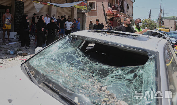 [나바티예=AP/뉴시스] 27일(현지 시간) 레바논 남부 나바티예 주민들이 이스라엘의 공습으로 파괴된 차량 주변에 모여 있다. 이스라엘군(IDF)은 친이란 무장 정파 헤즈볼라가 재건을 시도한 대규모 지하 시설을 공습했다고 밝혔다. 레바논 국영 통신은 IDF가 아파트를 공격해 1명이 숨지고 13명이 부상했다고 보도했다. 2025.06.29.