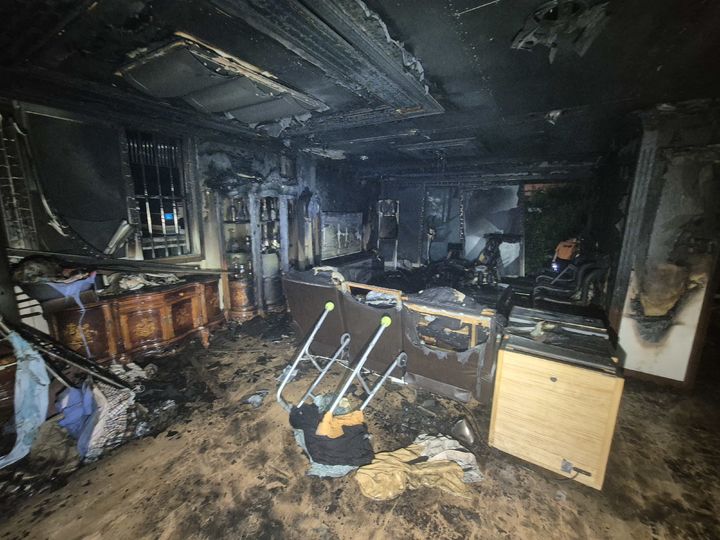 [당진=뉴시스] 지난 26일 밤 11시22분께 충남 당진시 읍내동의 한 지하1층·지상2층짜리 단독주택 1층에서 불이 나 23분 만에 꺼졌다. 사진은 이 불로 처참히 탄 거실 모습. (사진=당진소방서 제공) 2025.06.27. photo@newsis.com *재판매 및 DB 금지