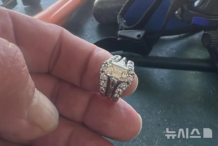 [뉴시스]미국 텍사스의 넓은 호수에 100년 넘은 다이아몬드 반지를 빠뜨린 여성이 기적적인 잠수부의 수색으로 반지를 되찾았다. (사진=뉴욕포스트) 