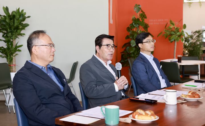 [보령=뉴시스] 보령시 청렴 리버스 멘토링에서 이야기를 하는 김동일 보령시장. (사진=보령시청 제공) *재판매 및 DB 금지