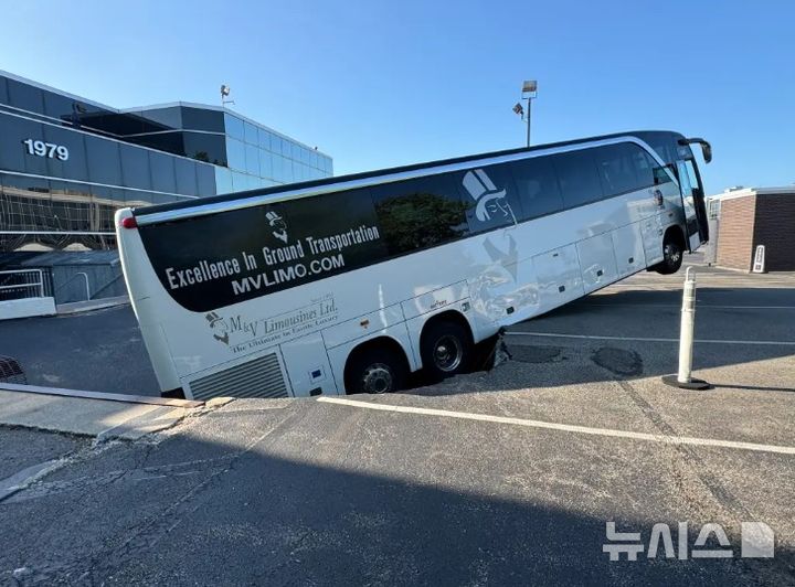 [뉴시스]미국 뉴욕에 폭염이 기승을 부리면서 아스팔트가 녹아 차량이 가라앉는 사고가 빈번히 일어나고 있다. (사진=뉴욕포스트) 