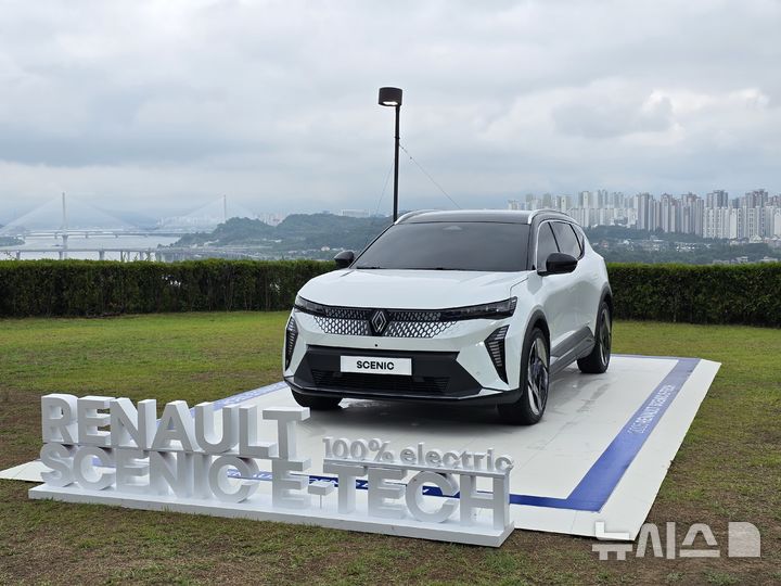 [서울=뉴시스] 박현준 기자 = 지난 26일 서울 광진구 그랜드 워커힐 서울 애스톤 하우스에서 열린 르노코리아 세닉 E-Tech 100% 일렉트릭 시승회에 차량이 전시되어 있는 모습. 2025.06.27. parkhj@newsis.com