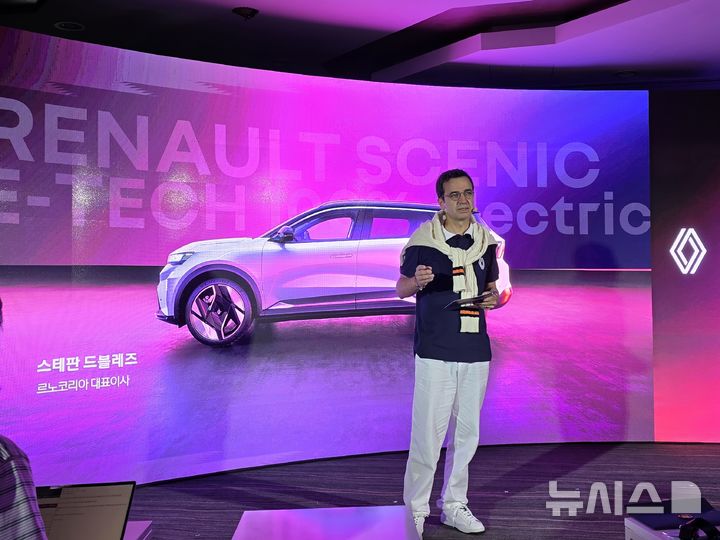 [서울=뉴시스] 박현준 기자 = 지난 26일 서울 광진구 그랜드 워커힐 서울 애스톤 하우스에서 열린 르노코리아 세닉 E-Tech 100% 일렉트릭 시승회에서 스테판 드블레즈 르노코리아 대표이사가 환영사를 하고 있다. 2025.06.27. parkhj@newsis.com