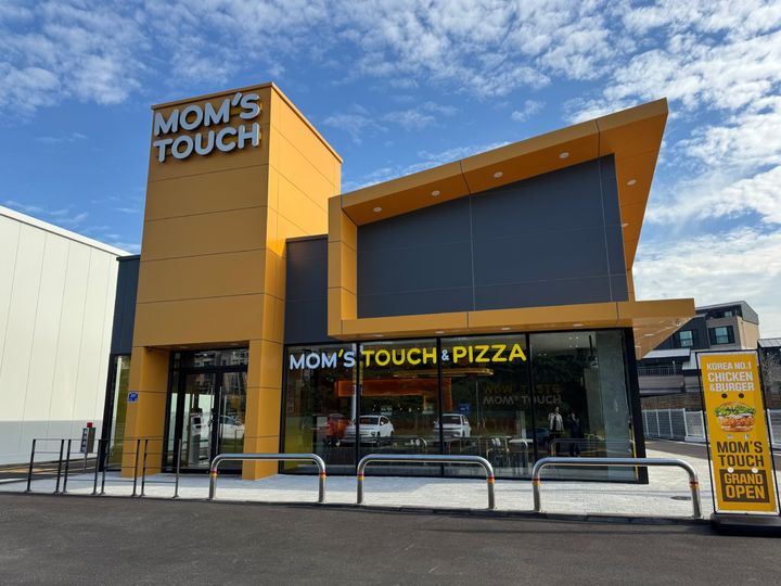 [서울=뉴시스] 맘스터치 제주 오라이동 DT점 전경.(사진=맘스터치 제공) *재판매 및 DB 금지