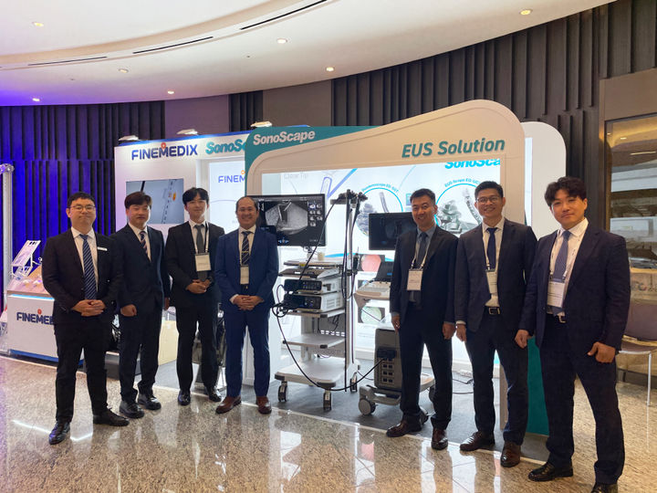 IDEN 2025에서 파인메딕스와 소노스케이프 관계자들이 공동 부스 앞에서 기념 촬영을 하고 있다.(사진=파인메딕스 제공) *재판매 및 DB 금지