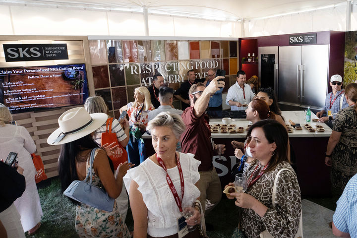 [서울=뉴시스]LG전자의 초프리미엄 빌트인 가전 브랜드 'SKS'가 현지시각 20일부터 3일간 미국 아스펜에서 열린 '푸드앤와인클래식'에 공식 후원사로 참여했다. 사진은 방문객들이 'SKS' 부스를 둘러보는 모습. (사진=LG전자 제공) photo@newsis.com *재판매 및 DB 금지